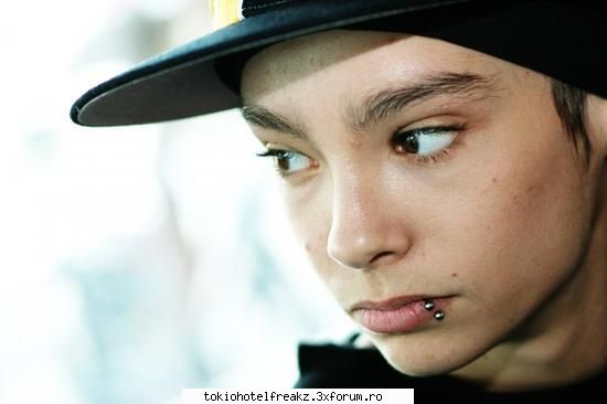 Tom Kaulitz - Lau intrebat pe tom reporterii cum poate fi asa - All about Tom